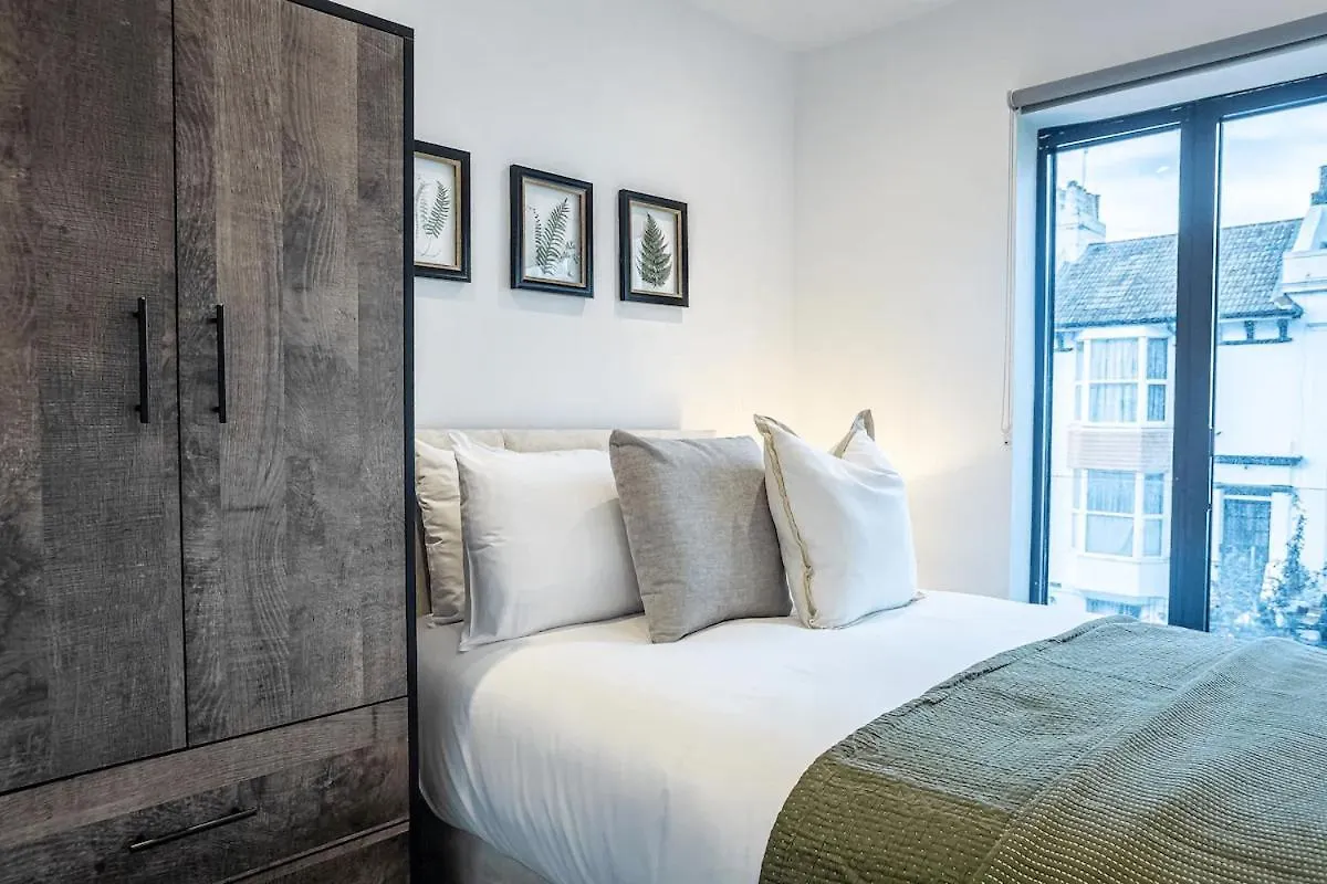 2 Bedroom Apartment Next To Brighton Station