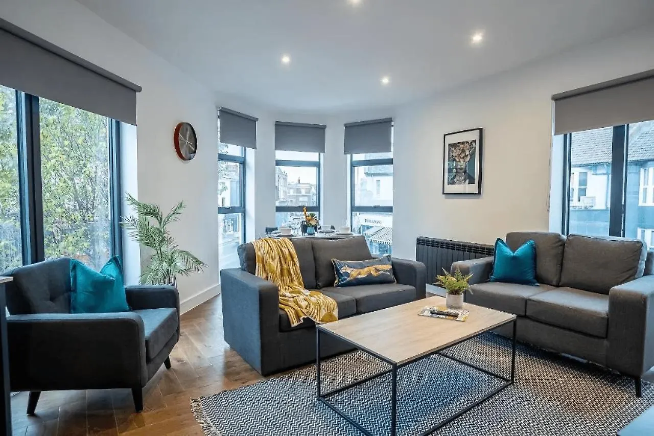 2 Bedroom Apartment Next To Brighton Station location